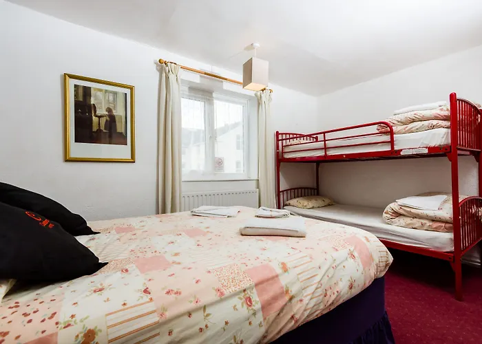 Uk Travel & Hospitality Ltd Ta Canberra Hotel