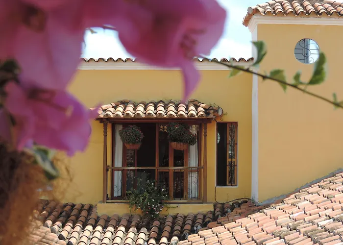 La Casa Amarilla