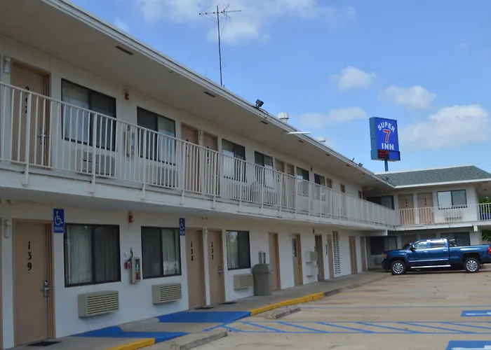 Super 7 Inn