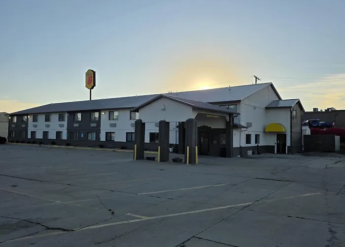 Super 8 By Wyndham Newton