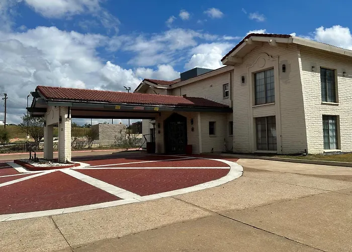 Baymont By Wyndham Nacogdoches Near University