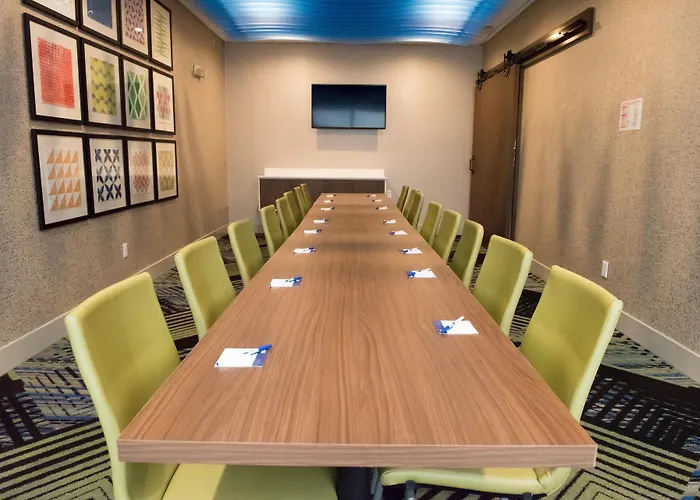 Holiday Inn Express & Suites - Warsaw - E Center By Ihg