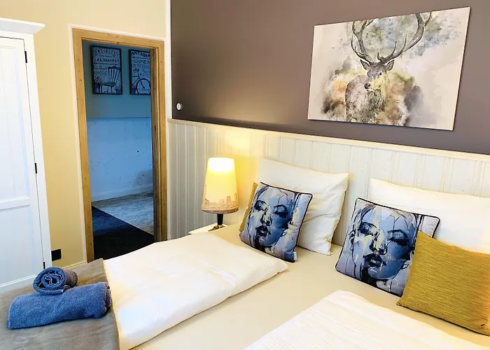 BESOTEL Mettmann-schicke FeWo oder Apartments nähe Golfplatz Gruiten und Neandertal mit Glasfaser WLAN und Parkplatz-viele Schlafzimmer mit Bad en suite