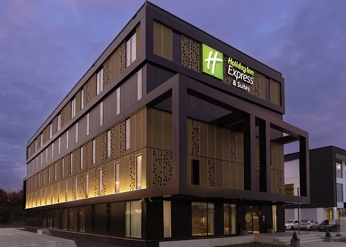 Holiday Inn Express & Suites - By Ihg