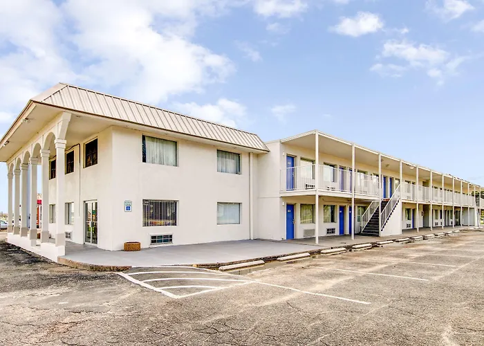Motel 6 Waco - Lacy Lakeview