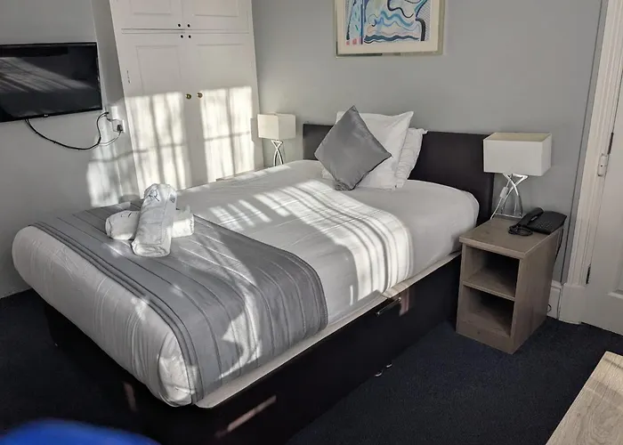 Corner House Gatwick With Bookable Holiday Parking