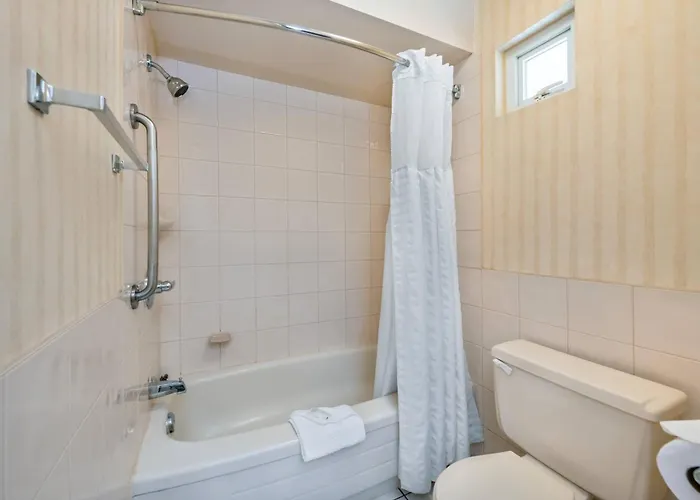 Econo Lodge Inn & Suites