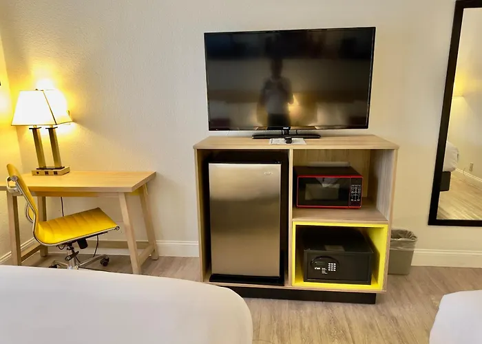 Days Inn & Suites By Wyndham Lakeland