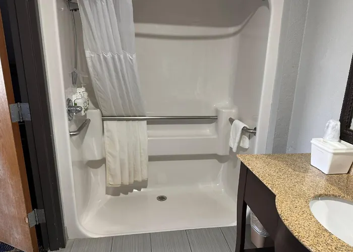 Greenlight Inn & Suites St James