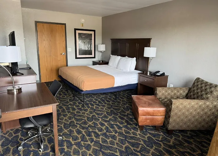 Greenlight Inn & Suites St James