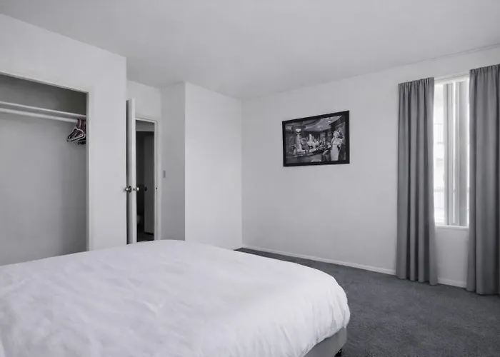 Spacious 2 Bedroom 2 Bathroom Unit Great Location
