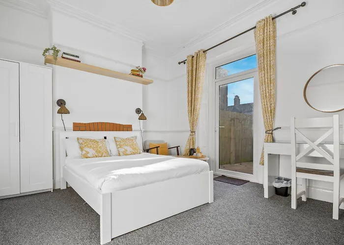 Cardiff City Guesthouse, Central Rooms, Fast Wi-Fi, On-Street Parking
