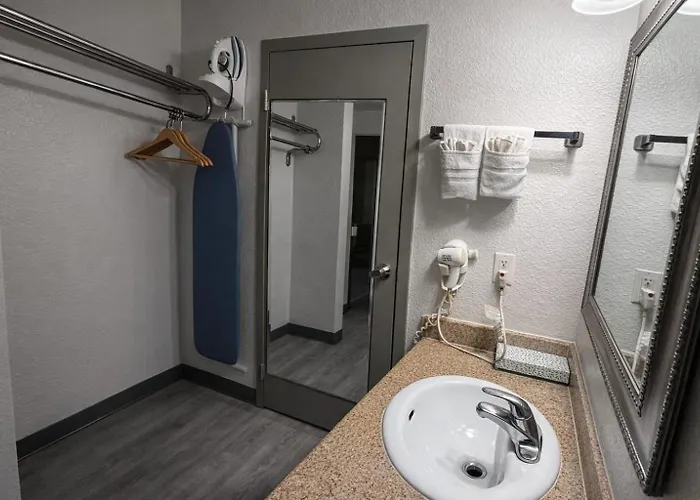 Express Inn & Suites
