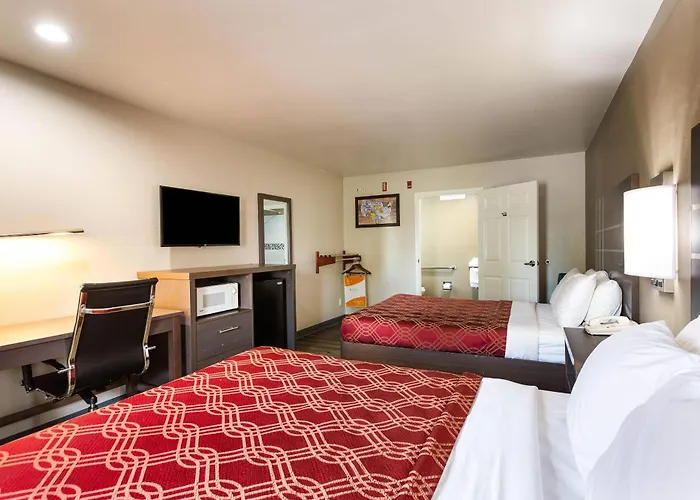 Econo Lodge Inn & Suites Shopping District