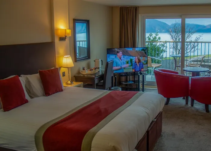 Holly Tree Hotel, Swimming Pool & Hot Tub