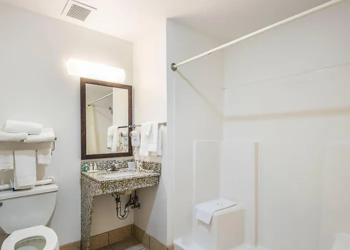 Quality Inn & Suites Eldridge Davenport North