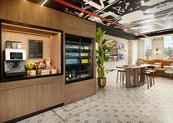 Moxy Paris La