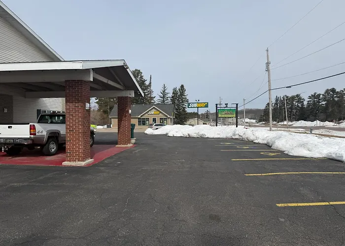 Hotel Iron Mountain Inn & Suites