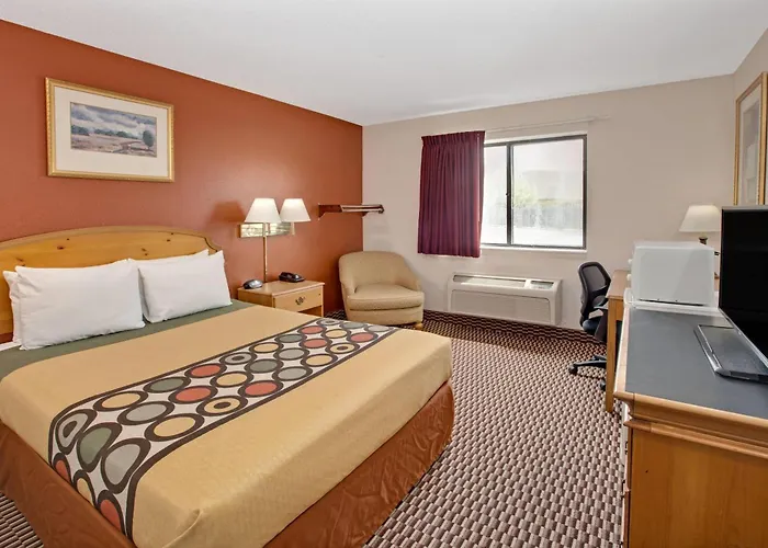 Super 8 By Wyndham Crystal Lake