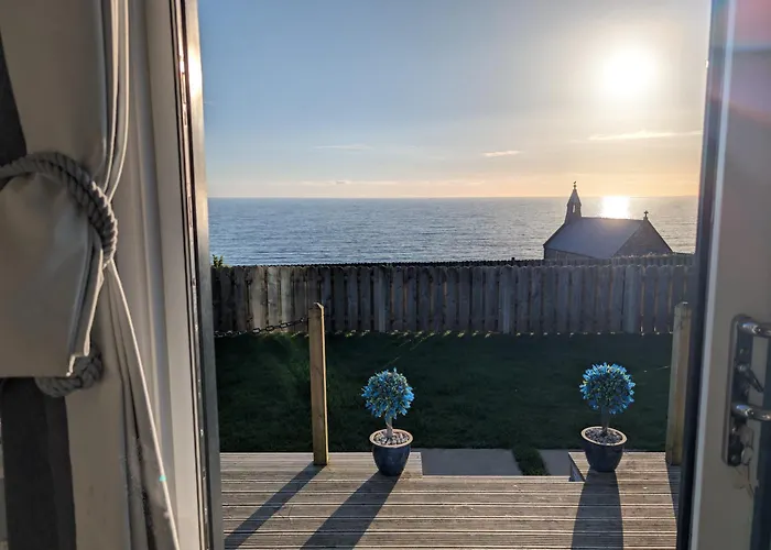 Allibella Shepherds Hut, Amazing Seaview, Private Garden, Pet Friendly