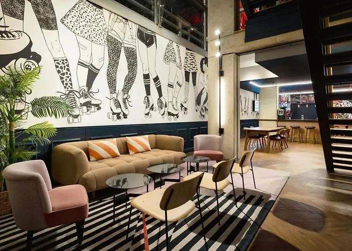 Moxy Paris La