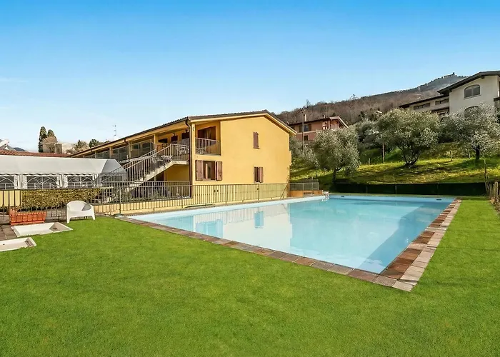 Residence La Perla With Shared Pool