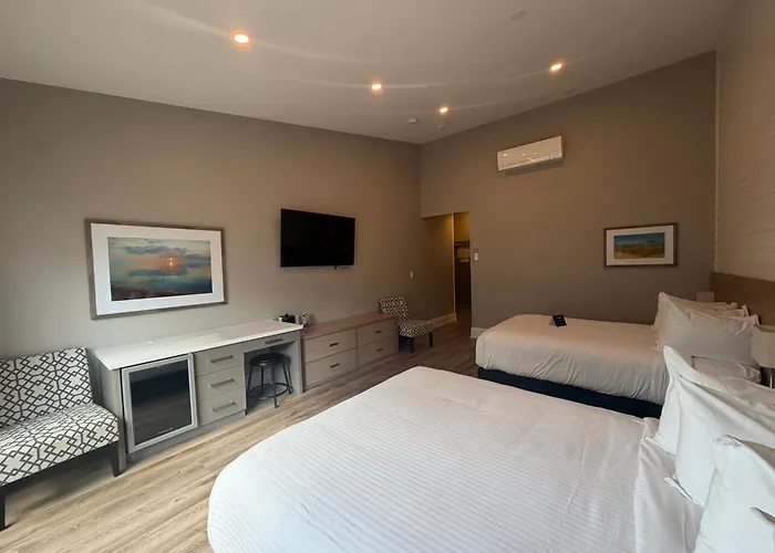 Colonial Hotel & Suites