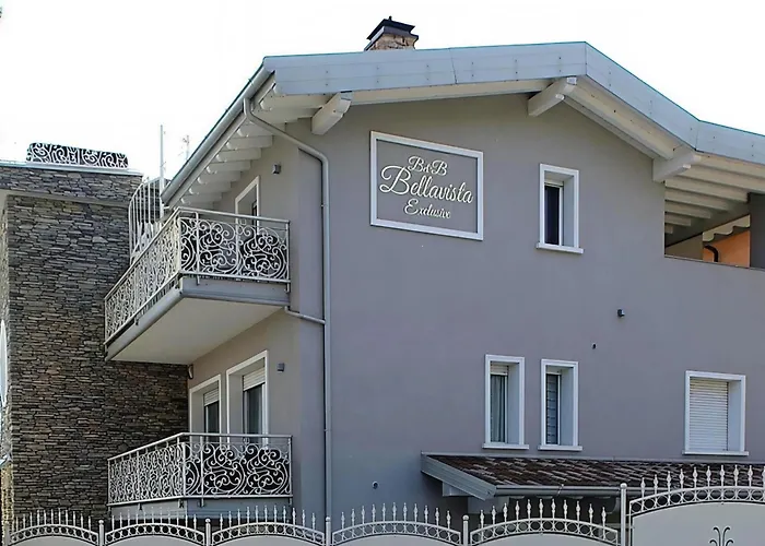 BELLAVISTA EXCLUSIVE B&B in zona centrale con piscina riscaldata-Jacuzzi vista lago LA COLAZIONE viene servita in una pasticceria rinomata ed esclusiva esterna alla struttura Desenzano del Garda
