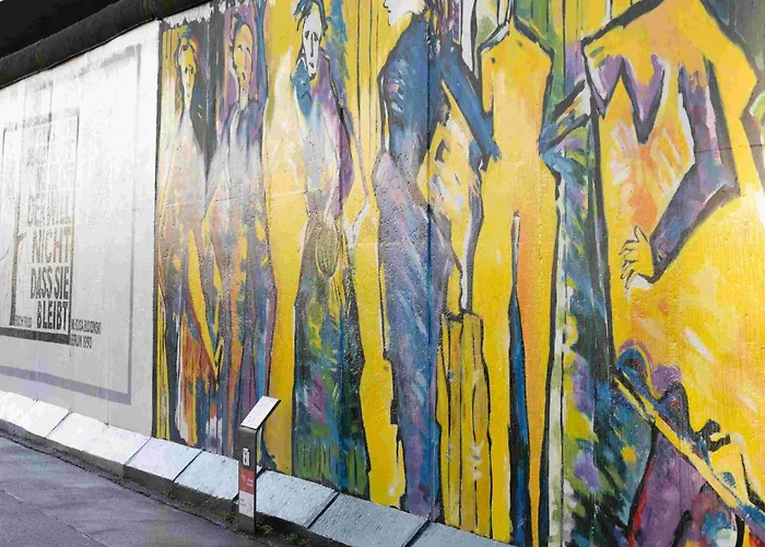Locke At East Side Gallery Berlín