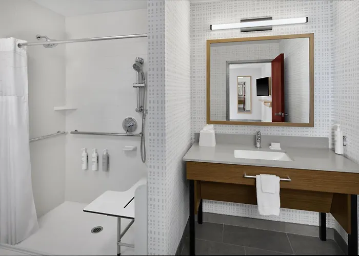 Hampton Inn & Suites Cleveland-Southeast-
