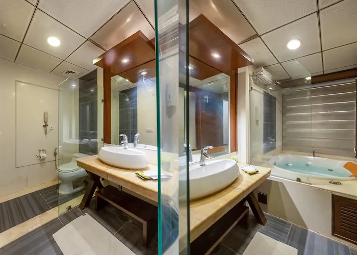 Hotel Aura Near New Delhi Railway Station