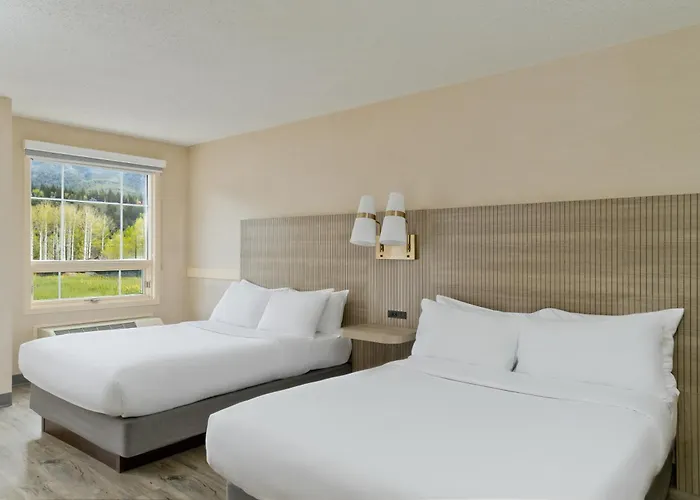 Grande Rockies Resort-Bellstar s & Resorts