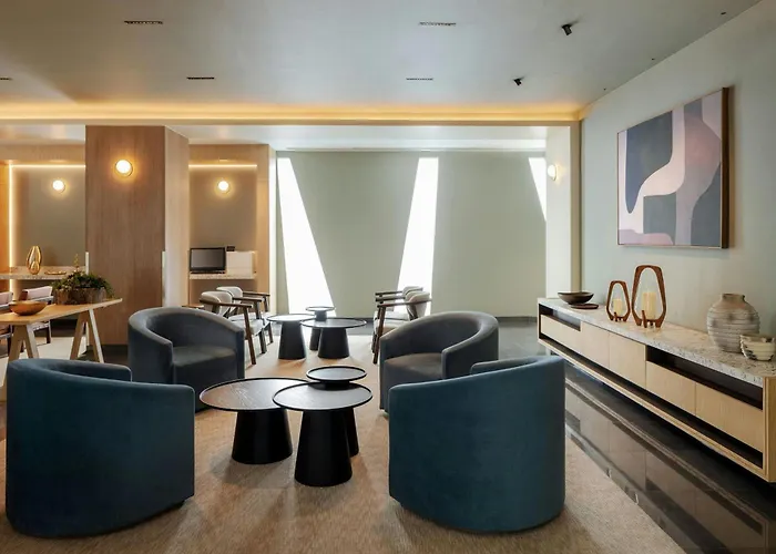 Courtyard By Marriott Airport