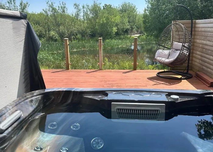 Swallow Lodge With Hot Tub, Dogs Welcome Sleeps 8, Great Facilities