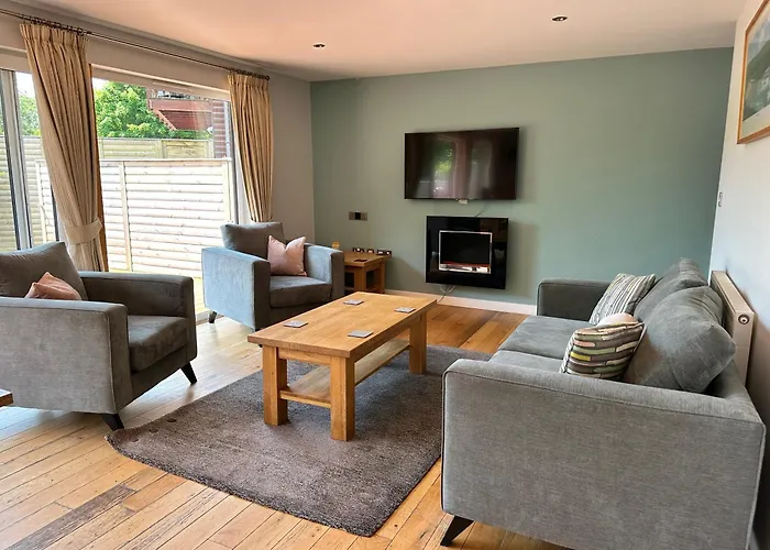 Swallow Lodge With Hot Tub, Dogs Welcome Sleeps 8, Great Facilities