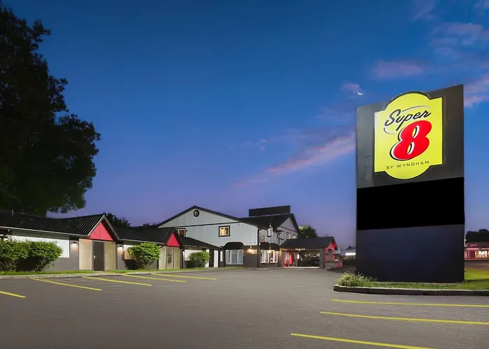 Super 8 By Wyndham - Country Squire Resort