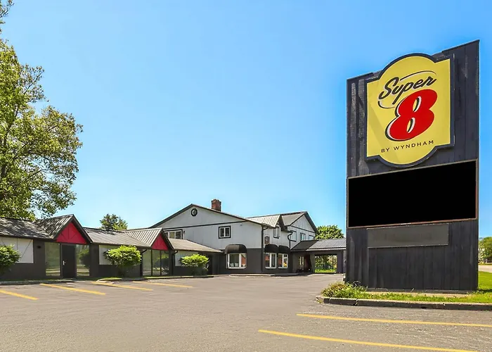 Super 8 By Wyndham - Country Squire Resort