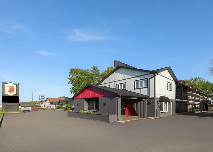 Super 8 By Wyndham - Country Squire Resort