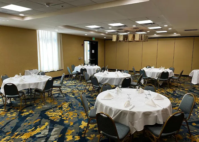 Holiday Inn Hotel & Suites Gateway By Ihg