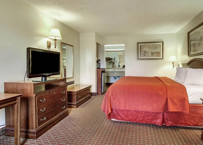 Quality Inn & Suites Clinton - Jackson West