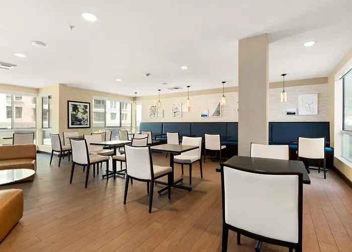 Hampton Inn & Suites Los Angeles -
