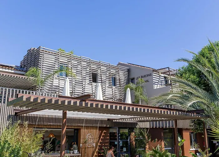 Hôtel les jardins du canal - solaire eco responsable - piscine - parking - garage - bornes électriques - accueil vélos - kids friendly