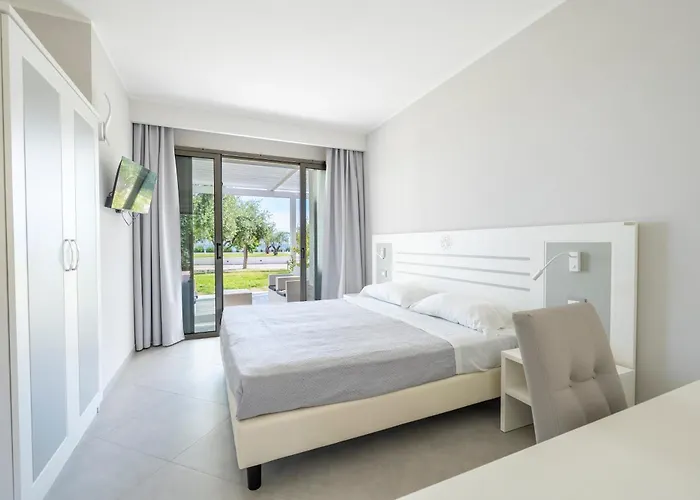 Hotel Baia Di Trainiti