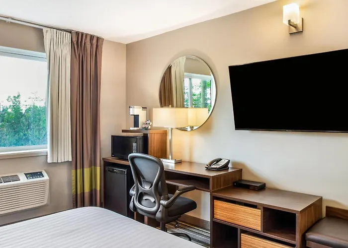Super 8 By Wyndham Winnipeg West