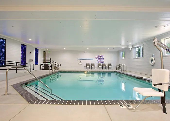 Holiday Inn Express & Suites - By Ihg