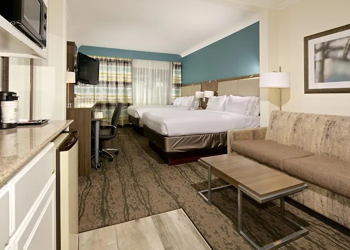 Holiday Inn Express & Suites - By Ihg