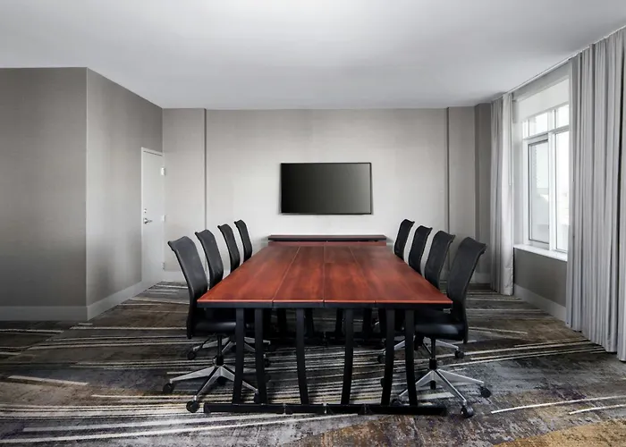 Courtyard By Marriott Montreal Airport