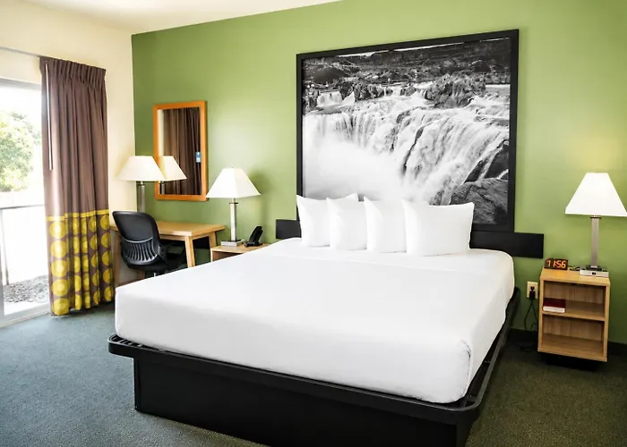 Super 8 By Wyndham Salmon