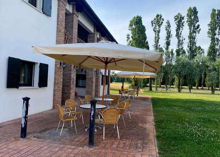 Agriturismo con piscina immerso nella natura La Bisa