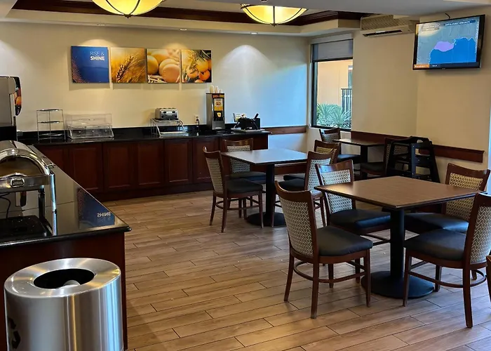 Comfort Inn & Suites Newark - Wilmington